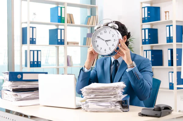 Junge hübsche männliche Angestellte mit zu viel Arbeit im Büro — Stockfoto