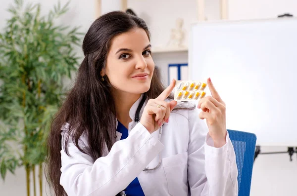 Female doctor working in the clinic — Stock Photo, Image