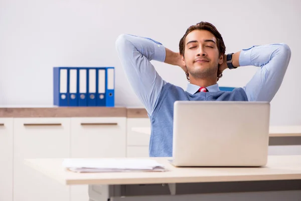 Joven empleado guapo que trabaja en la oficina —  Fotos de Stock