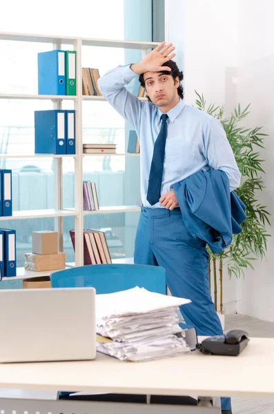 Giovane bel dipendente maschio con troppo lavoro in ufficio — Foto Stock