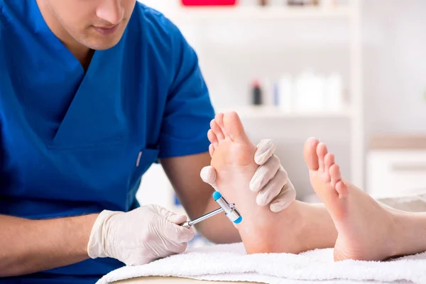 Podólogo tratando los pies durante el procedimiento — Foto de Stock