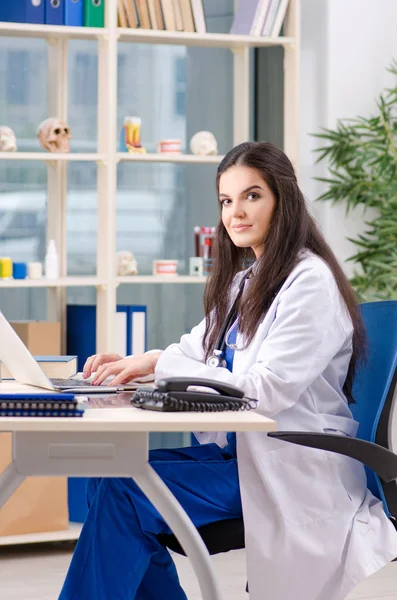 Médica no conceito de telemedicina — Fotografia de Stock