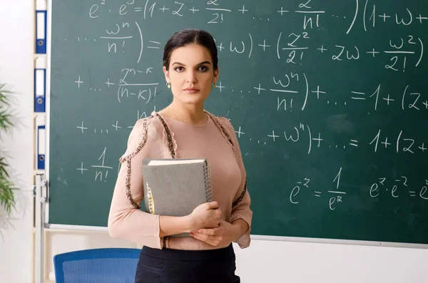 Lehrerin steht vor Tafel — Stockfoto