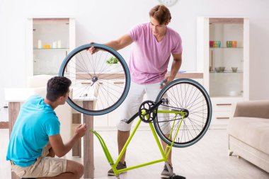 Kırık bisikletini tamir eden adam.