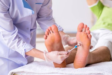 İşlem sırasında ayak tedavi uzmanı