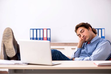 Ofiste çalışan yakışıklı bir genç.