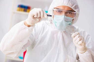 Laboratuarda çalışan genç uzman kriminoloji uzmanı