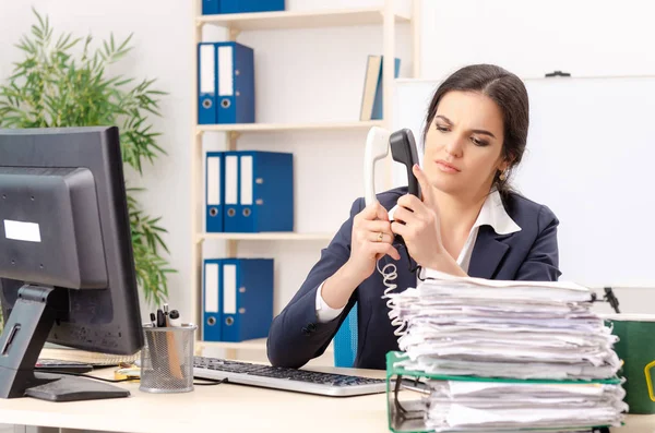 Vrouwelijke werknemer met te veel werk in het kantoor — Stockfoto