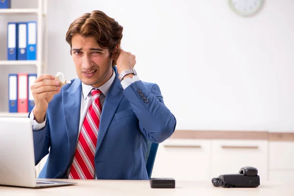 Dove werknemer hoortoestel gebruiken in office — Stockfoto