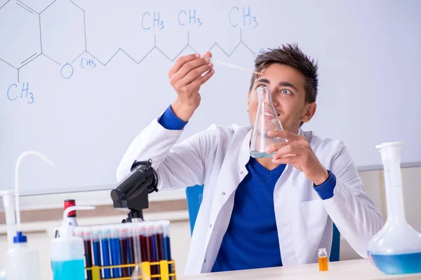 Jonge chemicus zitten in het lab — Stockfoto