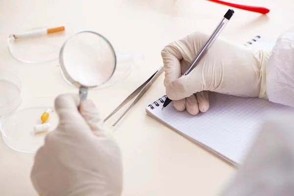 Joven criminólogo experto trabajando en el laboratorio — Foto de Stock