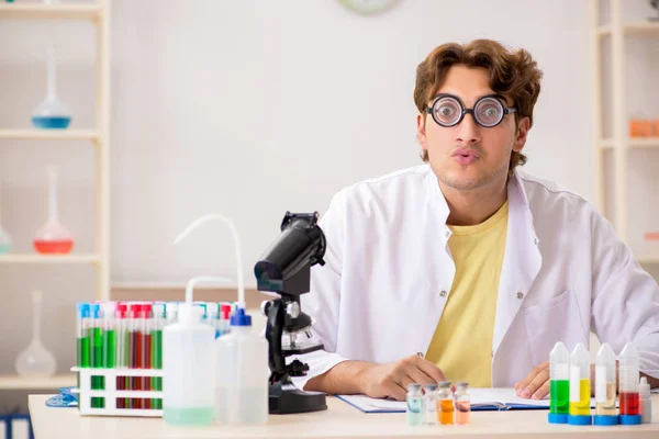 Zabawny szalony chemik robi eksperymenty i testy — Zdjęcie stockowe