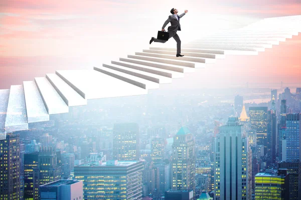 Empresário escalada carreira escada sobre a cidade — Fotografia de Stock