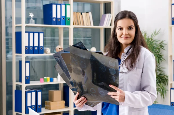Female doctor radiologist working in the clinic — Stock Photo, Image
