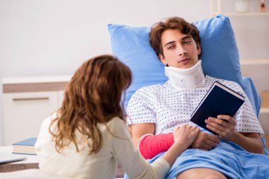 Hastanede yaralı kocayla ilgilenen sevgili bir eş.