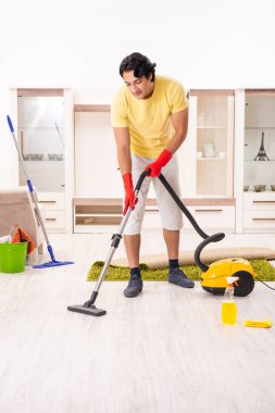 Ev işi yapan genç yakışıklı erkek