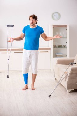 Bacak evde koltuk değneği ile genç adam yaralı