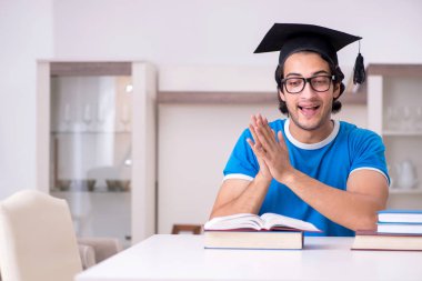 Evde Genç yakışıklı öğrenci