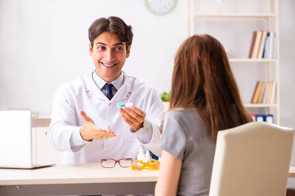 Giovane donna in visita medico oftalmologo maschile in ospedale — Foto Stock