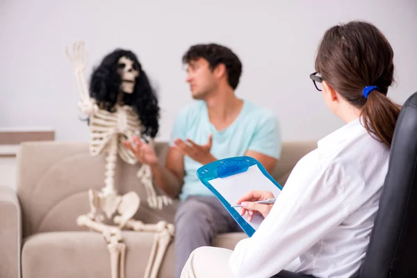 Молодой пациент посещает психолога для терапии — стоковое фото