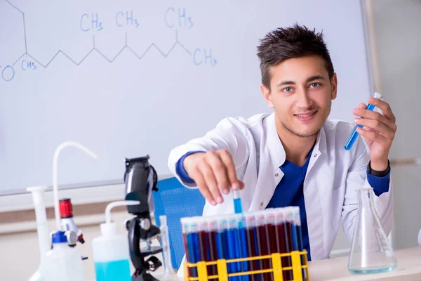 Jonge chemicus zitten in het lab — Stockfoto