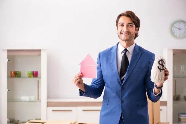 Joven agente inmobiliario guapo vendiendo piso — Foto de Stock