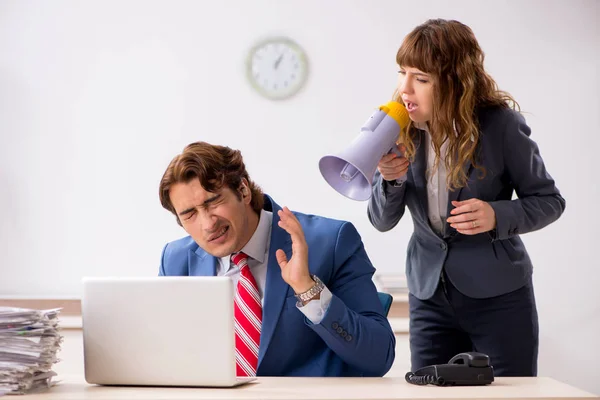 Empleado sordo usando audífono hablando con el jefe — Foto de Stock