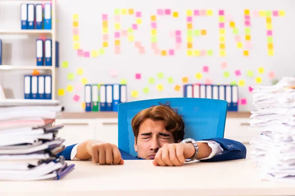 Jovem trabalhador que sofre de excesso de trabalho — Fotografia de Stock