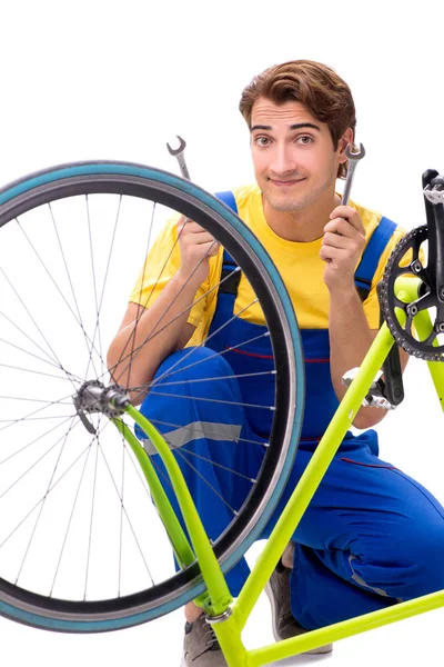 Man reparera sin cykel isolerad på vit bakgrund — Stockfoto