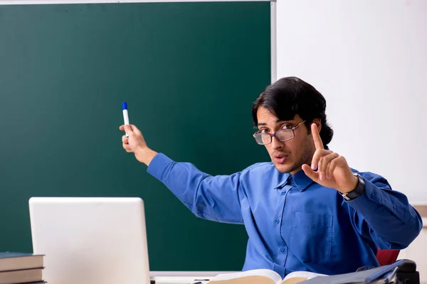 Jovem professor na frente do quadro — Fotografia de Stock