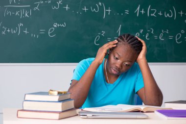 Kara tahta önünde siyah kız öğrenci