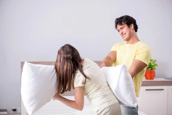 Дружина і чоловік з подушкою билися в спальні — стокове фото