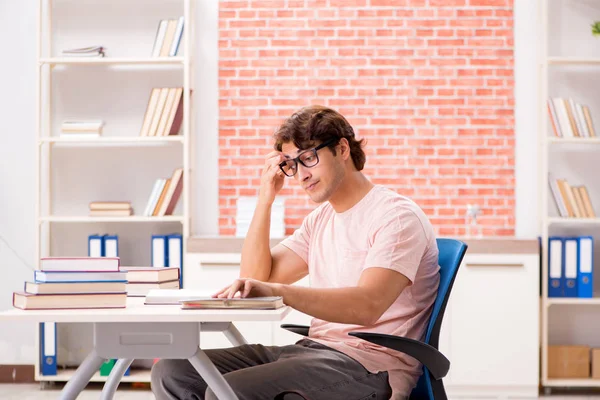 Jovem estudante se preparando para exames universitários — Fotografia de Stock