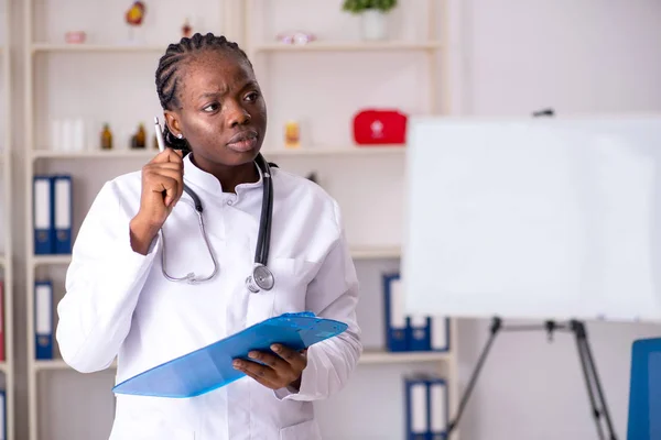 Femme noire médecin travaillant à la clinique — Photo