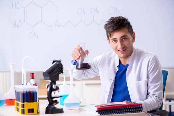 Jonge chemicus zitten in het lab — Stockfoto