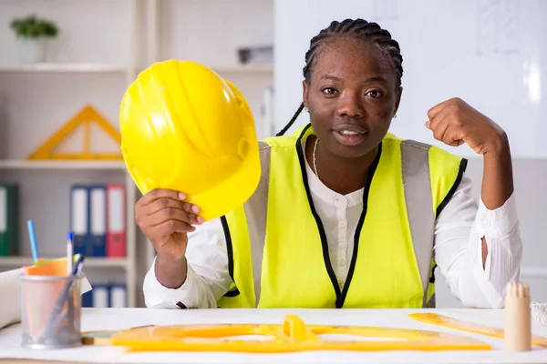 Jovem arquiteto negro trabalhando no projeto — Fotografia de Stock