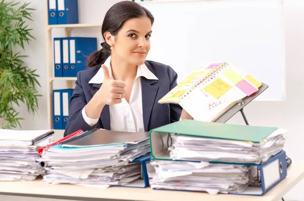 Impiegata donna con troppo lavoro in ufficio — Foto Stock