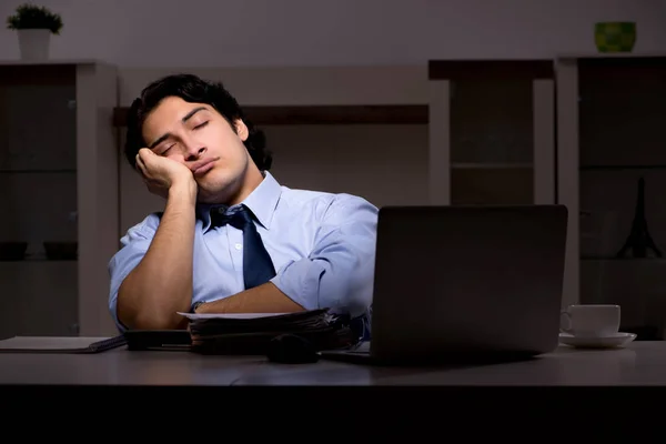 Jeune employé beau et trop de travail dans le bureau — Photo