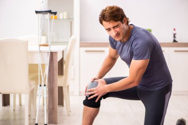Adam diz yaralanma kurtarma için egzersiz