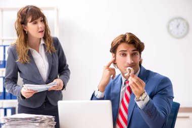 Sağır çalışan patronuna söz işitme cihazı kullanma