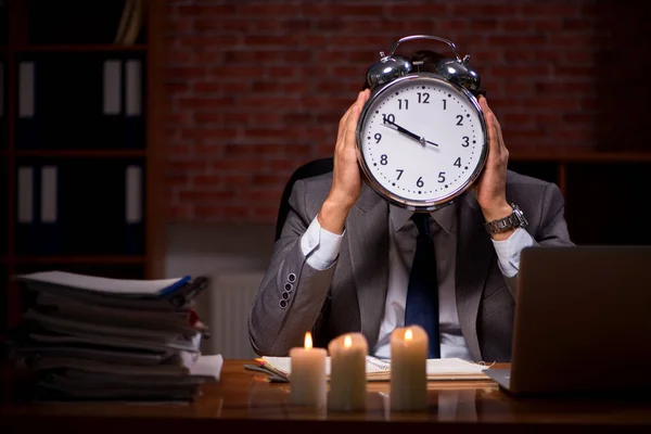 Empresário trabalhando até tarde no escritório com luz de vela — Fotografia de Stock