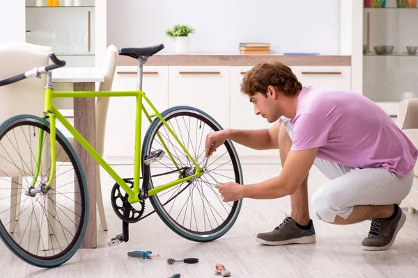壊れた自転車を修理する男 — ストック写真