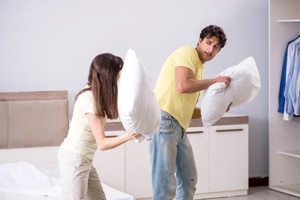 Istri dan suami bertengkar bantal di kamar tidur — Stok Foto