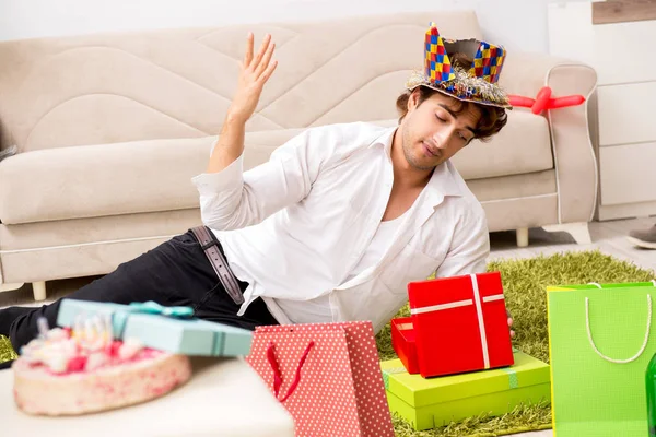 Joven teniendo resaca después de la fiesta — Foto de Stock