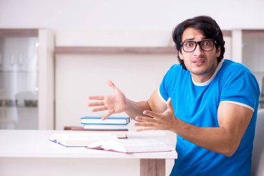 Evde Genç yakışıklı öğrenci