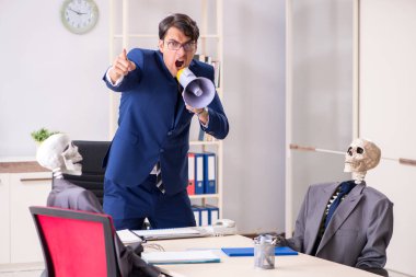 Patron ve iskeletlerle tuhaf bir iş görüşmesi.