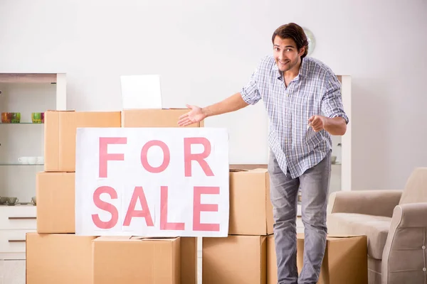 Joven ofreciendo casa para la venta y mudarse — Foto de Stock