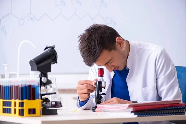 Jonge chemicus zitten in het lab — Stockfoto