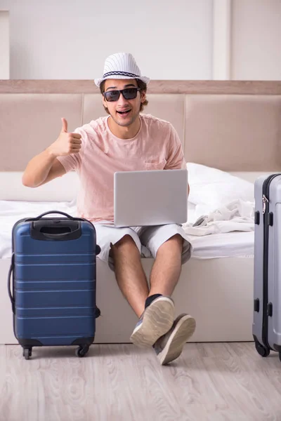 Mannen med resväska i sovrum väntar resa — Stockfoto