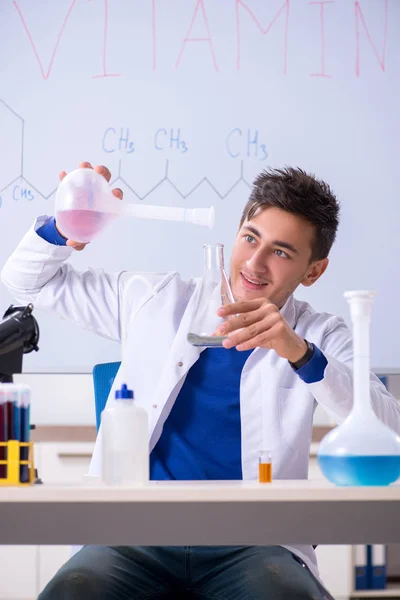 Mladý chemik v laboratoři — Stock fotografie